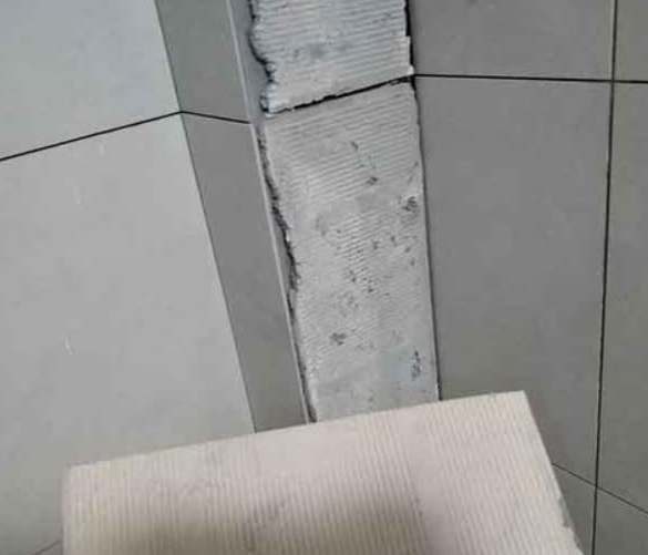 天镇瓷砖空鼓维修公司分享下厨房瓷砖脱落的补救措施。